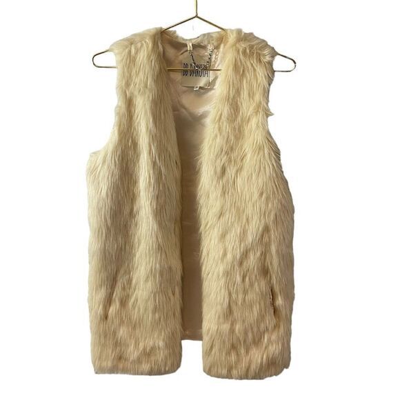 BB Dakota Jackets & Blazers - BB Dakota Cream Faux Fur Vest Size MED